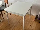 Spisebord i træ malet hvid