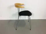 Efg bondo konferencestol med sort polstret sæde, grå stel, mørk ahorn ryglæn med lille armlæn - 2