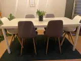 Spisebord i hvid med stole i grå (ikke de hvide)