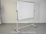 Borks dobbeltsidet whiteboard svingtavle på hjul.