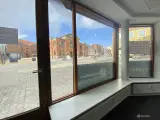 Momsfrit butiks- / kontorlejemål med stor synlighed - i alt ca. 262 kvm - 2
