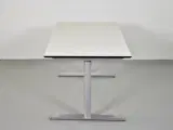Hæve-/sænkebord med hvid plade, 140 cm. - 4