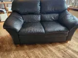 2+3 pers. Lædersofa, sofabord, fodskamler