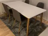 Spisebord m/stole og tæppe