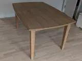 Spisebord i egetræ