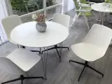 4 hvide drejeplastic stole