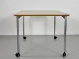 Zeta konference-/mødebord med beige plade og alugrå ben, på hjul - 4