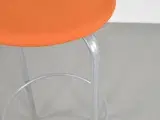 Kinnarps frisbee barstol med orange polster og grå stel. - 4
