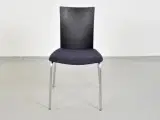 Randers radius konferencestol med sort ryg og sort/blå polstret sæde