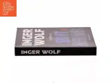 Under en sort himmel : krimi af Inger Wolf (Bog) - 2