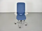 Kinnarps capella white edition kontorstol med blåt polster og armlæn - 5