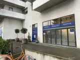 Butikslokale på Øresundsvej med masser af strandgæster om sommeren - 4.5 meter til loftet - 2