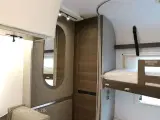 2022 - Adria Alpina 663 UK Twin   Vinterisoleret vogn i lækkert design 2 køjer med fabriksmonteret ATC anti-slingresystem. - 2