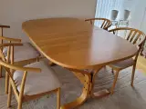 Spisebord med fire stole