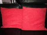 2 røde sofa-puder, grovvævede