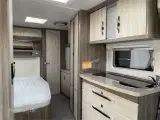2017 - Hobby De Luxe 495 WFB   Dejlig vogn med stort toiletrum med brusekabine fra Hinshøj Caravan A/S - 4