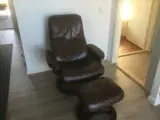 Læderstol med skammel