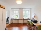 UDLEJES: Høj stuelejlighed med store facadevinduer og potentiale – lige ved Vesterbros Torv - 5