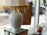 Bordlampe, hvid m blomster