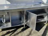Rustfritbord med vask og skabe