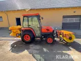 Traktor Kubota STV36 med kost og spreder - 4