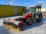 Traktor Valpadana 1540 med kost, sneblad og salter