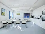 Højloftet lager med 2 store porte samt administration i 2 etager tæt på E20/E47 og Ring 4 - 4