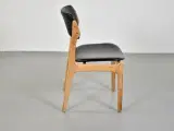 Konferencestol i eg med sort læder polster - 4