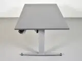 Demo hæve-/sænkebord med grå laminat og alugråt stel, 180 cm. - 4