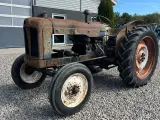 Fordson Major Motoren mangler, men mange god dele. - 3