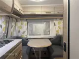2023 - Fendt Bianco Activ 390 FHS   Lækker rejsevogn med fast dobbeltseng fra Hinshøj Caravan - 2