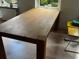 Spisebord i massiv eg