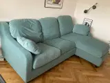 Vinliden sofa med chaiselong