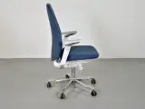 Kinnarps capella white edition kontorstol med blåt polster og armlæn - 4