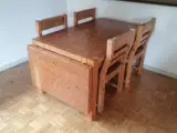Ældre brugt Spisebord i massivt træ m. 4 stole