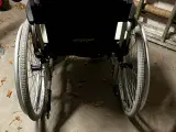 Kvalitetskørestol. Sædebredde 42,5 cm. Max 140 kg. - 3