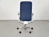 Kinnarps capella white edition kontorstol med mørkeblåt polster og armlæn - 3
