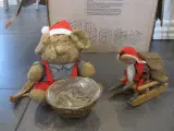 Julebamse og koglenisse på kælk