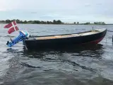 16 fods klinkebygget glasfiberbåd med 18 hk motor
