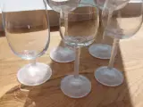 Glas med slebet fod; 12 af hver.