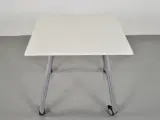 Cafe-/mødebord med hvid firkantet plade og på hjul - 2