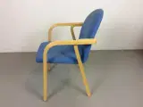 Konferencestole i lyseblå polstret sæde og ryg, med bøge stel, inredningsform - 5
