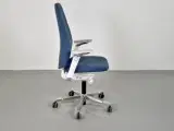 Kinnarps capella white edition kontorstol med blåt polster og armlæn - 4
