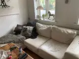 Fix lille cremefarvet sofa i læderlook
