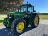 John Deere 6910
