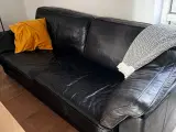 2-3 person sofa + bord