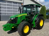 John Deere 5090 M Med græsdæk - 2