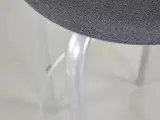 Kinnarps frisbee barstol med grå polster og grå stel - 5
