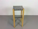 Materia barstol i ahorn med grå flettet sæde - 2