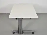Hæve-/sænkebord med hvid plade på grå stel - 3